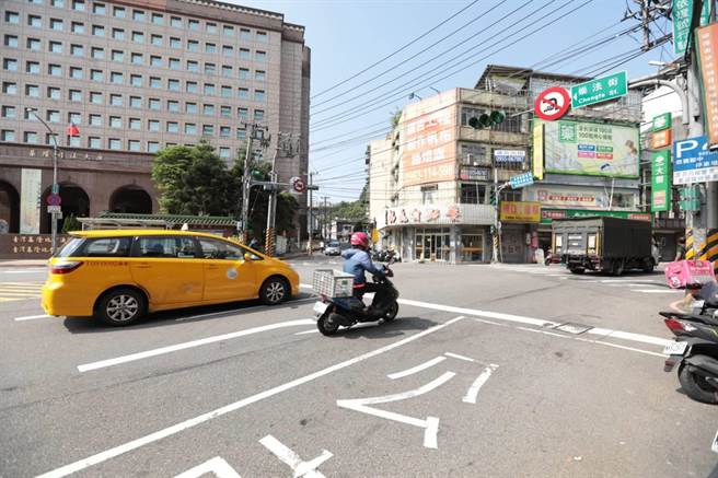 基隆市信義區基隆地方法院前的路口因標線不符實際路況，常有民眾遭檢舉吞下紅單。（翻攝照片／張志康基隆傳真）