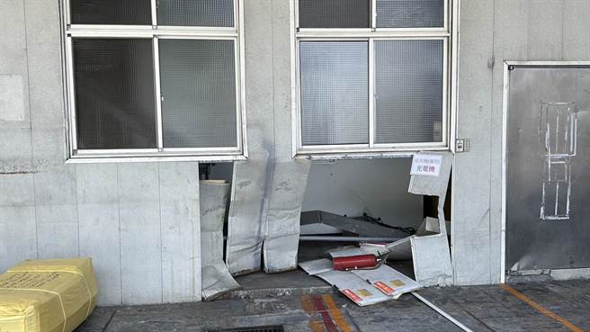 草屯镇史馆路的工厂设施，遭洪姓男子开车衝撞破一个大洞，员工三缄其口。（民眾提供／杨静茹南投传真）