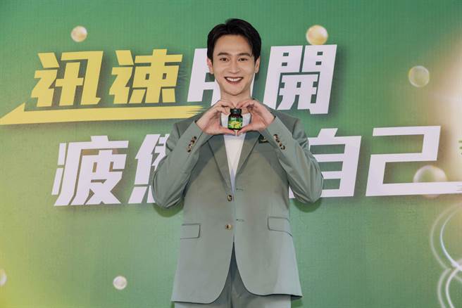 作为演员极需体力与专注力长期在线，刘冠廷靠白兰氏鸡精补充元气，同时不忘提醒女友上工前记得饮用。（白兰氏提供）