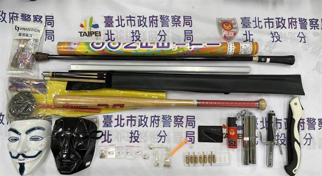 警方在涉案嫌犯住处起出器械。（翻摄画面）