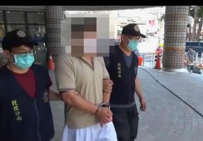 男子涉嫌强盗北投一间汽车修理厂老板抢走金项炼。（翻摄画面）