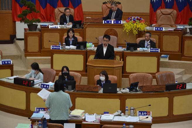 新北市议会今召开三读议案第一读会，审理「新北市气候变迁因应行动自治条例」等4项法规，不过，民进党团总召郑宇恩质疑，气候变迁条例有太多空白授权，又未按规定开公听会。环保局回应，条例二读前，将广邀各界办理多场公民参与会议。（蔡雯如摄）