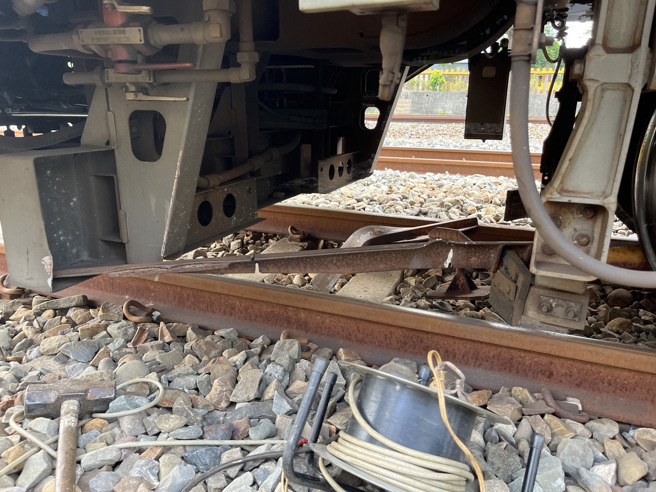 3138次区间列车起步出大林站时撞击不明物体导致列车停驶，故司机员下车查看。（图／铁警局提供）