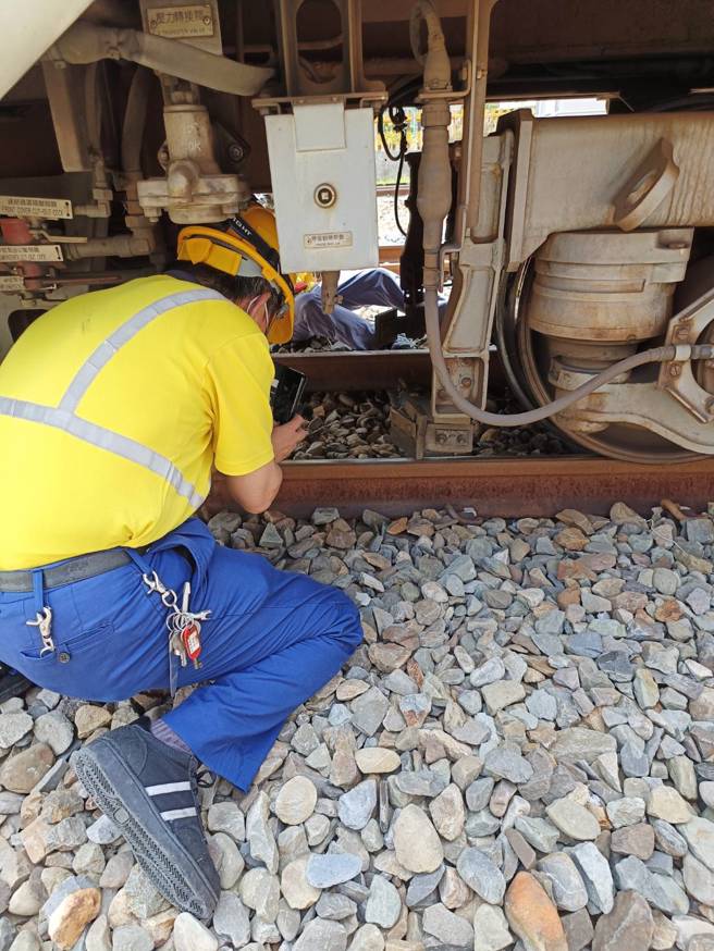 3138次区间列车起步出大林站时撞击不明物体导致列车停驶，故司机员下车查看。（图／铁警局提供）