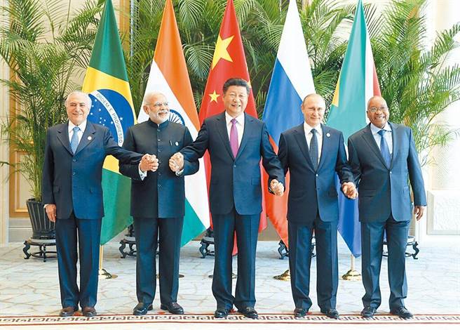 大陆外长秦刚6日与南非外长潘多尔通话，表示中方将全力配合南非主席国，成功举办金砖五国领导人会晤，并推动中南全面战略伙伴关系发展。（新华社）