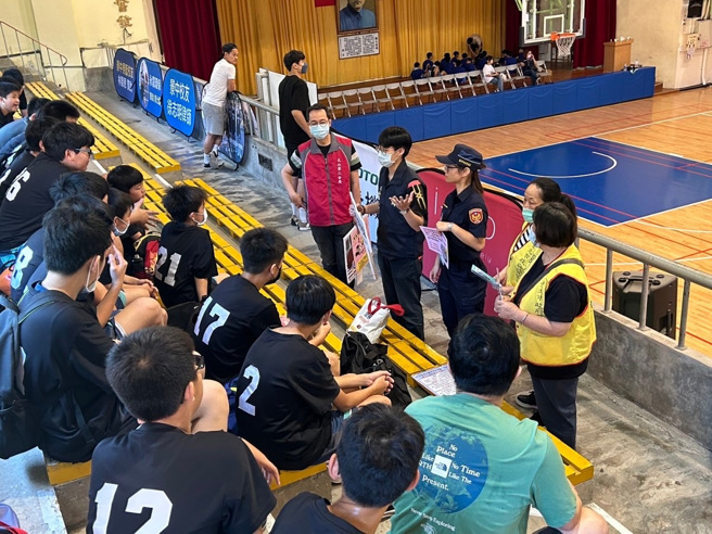 文二分局连续两年协助辖内景美国中家长会办理「景美杯篮球邀请赛」，透过开幕式宣讲及赛事期间全程设摊犯罪预防宣导。（图／警方提供）