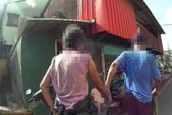 7旬阿嬷走失2天寻获，见老伴平安返家，阿公紧握她的手，直说「这摆要甲妳牵牢牢！」（读者提供／张毓翎台南传真）