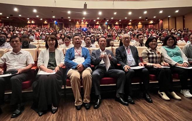 云林县长张丽善（右二）、嘉义县长翁章梁（左四）出席四海一家义云有爱国际音乐会盛会。（林文村提供／廖素慧嘉市传真）