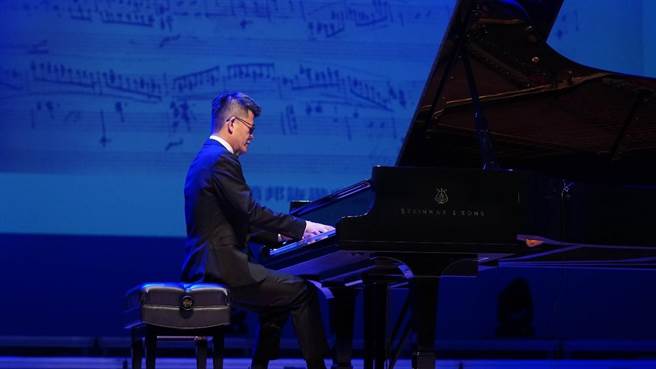 台大医院云林分院院长马惠明弹奏庄严华丽的萧邦英雄波兰舞曲。（林文村提供／廖素慧嘉市传真）