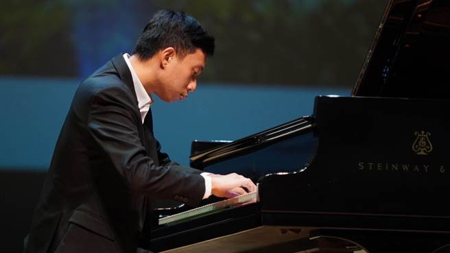 留美钢琴家侯星合弹奏李斯特作品《在喷泉旁》，向抗疫英雄致敬。（林文村提供／廖素慧嘉市传真）