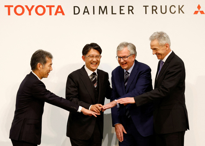 为迎战快速崛起的中国汽车，日本丰田与德国戴姆勒商用车合作，在全球市场与中国车企展开竞争。图为丰田与戴姆勒高层东京召开联合记者会。（图／路透）