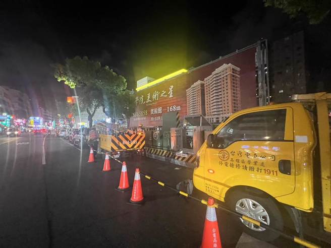 高雄市左营与鼓山区6日傍晚近6时发生停电，台电人员到场抢修。（翻摄照片／林瑞益高雄传真）