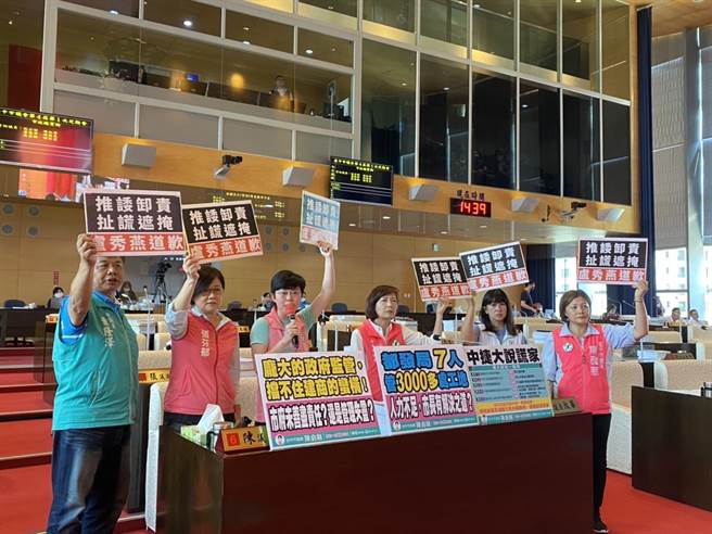 民进党市议员张芬郁、陈雅惠、谢家宜、萧隆泽、陈淑华、陈俞融今天联合质询，抨击卢秀燕扯谎遮掩，要求她道歉。（张亦惠摄）