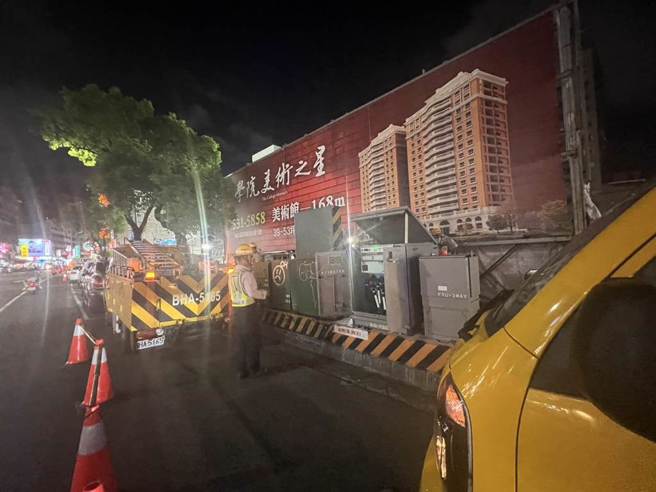 高雄市左营与鼓山区6日傍晚近6时发生停电，台电人员到场抢修，已经于7时16分全数復电。（翻摄照片／林瑞益高雄传真）