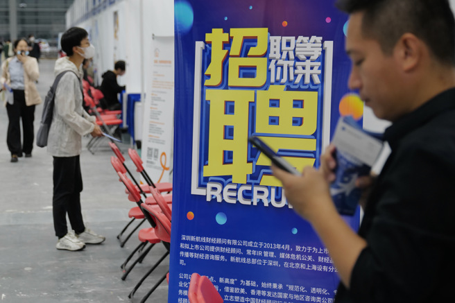 政府经费不足，大陆各大学高等院校被迫大幅调涨学费，但另一方面大学毕业生的失业率又快速攀高，读大学在经济上已愈来愈不划算。（图／中新社）