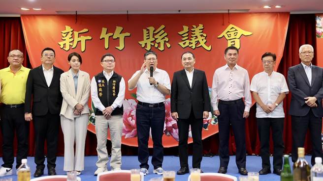 县长杨文科（中）主办「四年级生联谊会」，有竹竹苗县市长和议长出席，杨文科形容侯友宜（右四）像刘邦，从基层做起。（侯友宜竞选工作室提供／罗浚滨新竹传真）