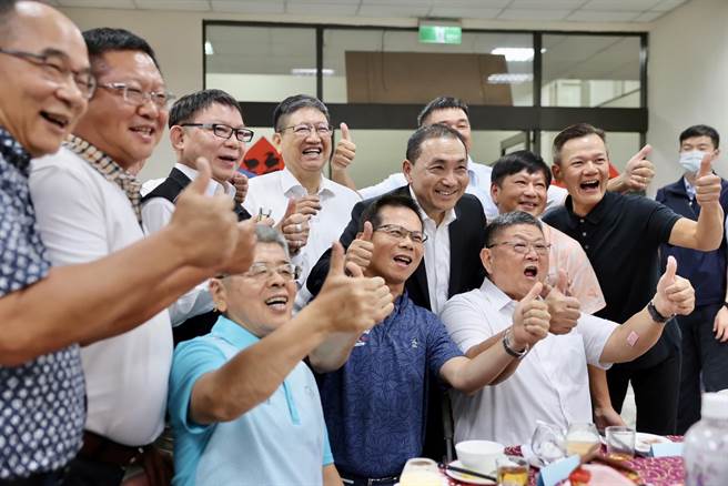 县长杨文科主办「四年级生联谊会」，与会人士力挺侯友宜并高喊「冻蒜！」。（侯友宜竞选工作室提供／罗浚滨新竹传真）