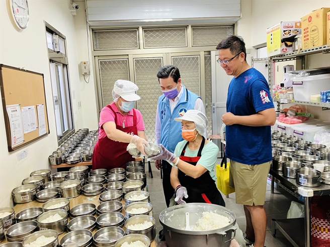 金门县长陈福海(左二)今日走访各社区照顾关怀据点，在琼林里长蔡怀芝(右一)陪同下了解共餐情形。(图／金门县社会处提供)