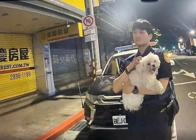 马尔济斯霸占外送员机车不肯走，外送员无奈只好抱给警察处理。（图／警方提供）
