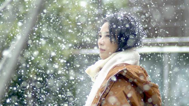 方宥心在《早点回家》饰演林嘉俐，远赴美国追爱。（大爱电视台提供）