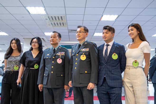 国防採购室主任赵亚平中将的女儿（右1）也参与观礼，因甜美的笑容加上仙气的外型，意外在现场引发一阵小骚动。（图／军闻社）