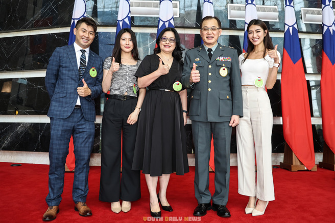 赵亚平中将的女儿（右1）参与观礼，身穿淡色系上衣的她，配上甜美又仙气的外表，在现场特别引人注目。（青年日报提供）