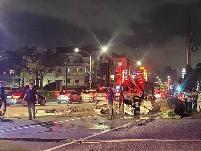 凤屏一路今晚发生车祸，现场一片狼藉。（洪靖宜摄）