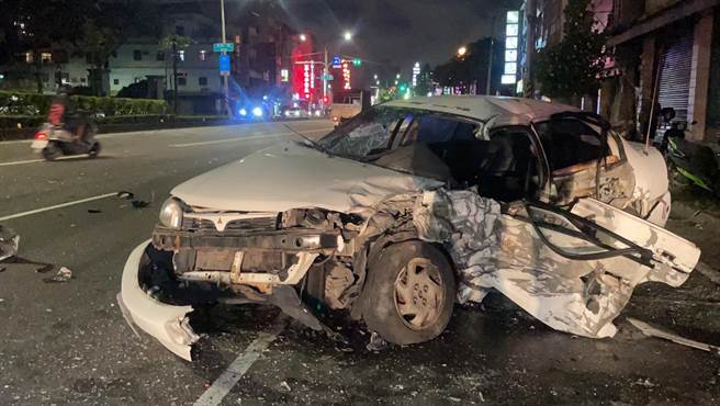 凤屏一路今晚发生车祸，白车严重毁损。（洪靖宜摄）