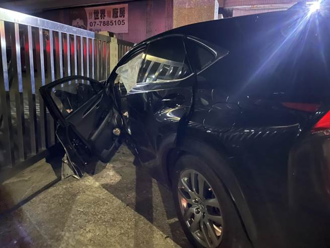 黑车撞上铁门后停下，安全气囊爆开。（洪靖宜摄）