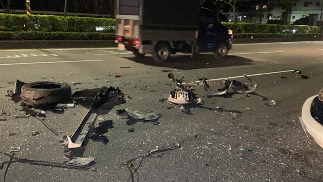 凤屏一路今晚发生车祸，现场一片狼藉。（洪靖宜摄）