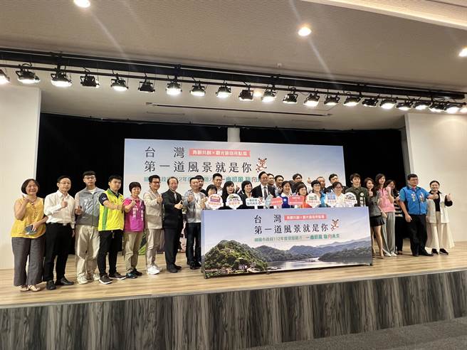 桃园市将于6月17日在艺文广场首次举办「青银共创观光旅宿亮点场」，结合桃园旅宿业、观光业、旅行社、游乐园等，释出2000个职缺。(蔡依珍摄)