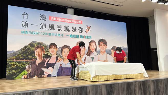 房务员现场示范客房整理技巧。(蔡依珍摄)