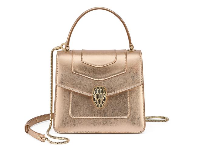 BVLGARI SERPENTI FOREVER TOP HANDLE淡金色小牛皮手提肩背包(Serpenti 75周年款），12万9900元。（BVLGARI提供）