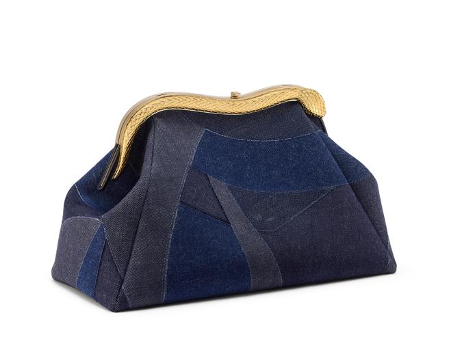 BVLGARI SERPENTINE POUCH蓝宝石色拼接丹寧布手拿包，12万6300元。（BVLGARI提供） 