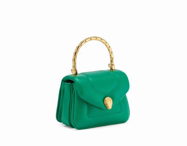 BVLGARI SERPENTI REVERSE鲜艳祖母绿色小牛皮迷你手提包，5万9600元。（BVLGARI提供）