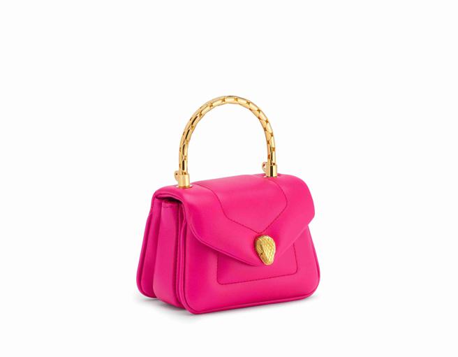BVLGARI SERPENTI REVERSE桃红碧玺色小牛皮迷你手提包，5万9600 元。（BVLGARI提供）