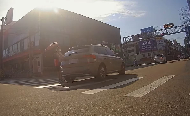 女行人走斑马线，却遭1辆休旅车面前硬通过。（翻摄自脸书爆料公社）