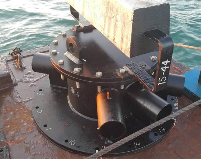 八里污水厂海放管竖管上方喷流口2017年重新制作更换情形。(新北市水利局提供)