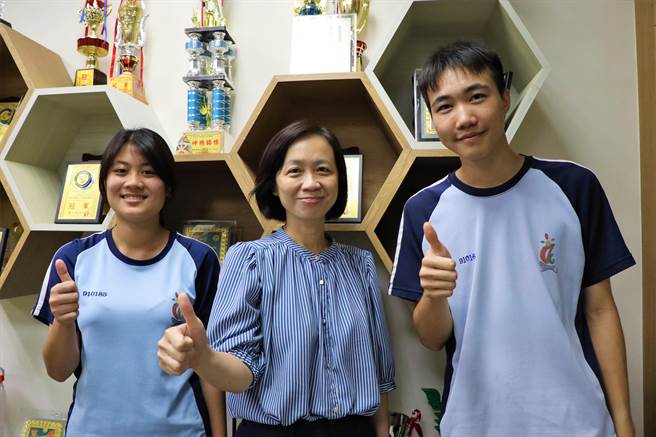 屏东东港高中数理实验班今年一举出「双医」，小学即立志从医的李晏祯（左）考上国防医学院医学系，张继方（右）则如愿追随母亲脚步录取中国医药大学中医学系。（谢佳潾摄）