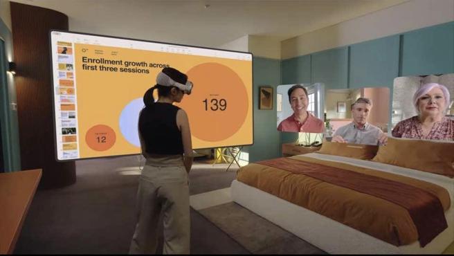 Vision Pro适合进行视讯通话和视讯会议，用户能自由走动不受干扰。（截自APPLE YouTube影片）