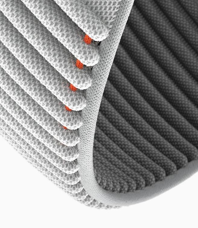 Apple Vision Pro松紧带确保音讯保持靠近使用者的耳朵，多尺寸的头带採用 3D 织法不仅舒适、透气并具有弹性。头带透过单一机制固定，容易更换尺寸及造型。（APPLE提供）