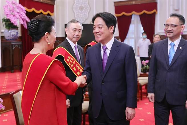 接见侨生校友，副总统赖清德表示，要加强侨务工作，让台湾与更多国家连结。（总统府提供）