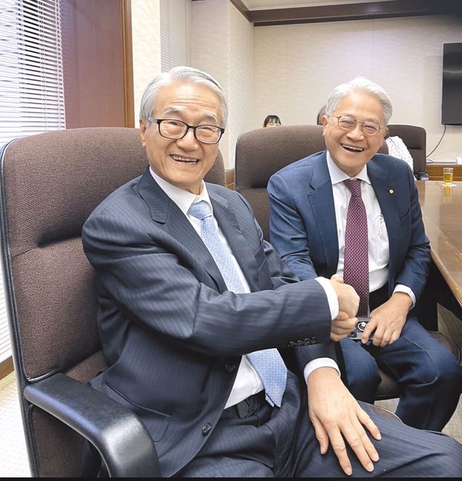 新光金经营权爆发改革派和公司派之争。图为吴家老大、新光金创办人吴东进（左）与吴家老三、台新金董事长吴东亮（右），今年3月在日本东亚经济会拜访驻日代表谢长廷，还开心握手言欢。图／吴东进提供