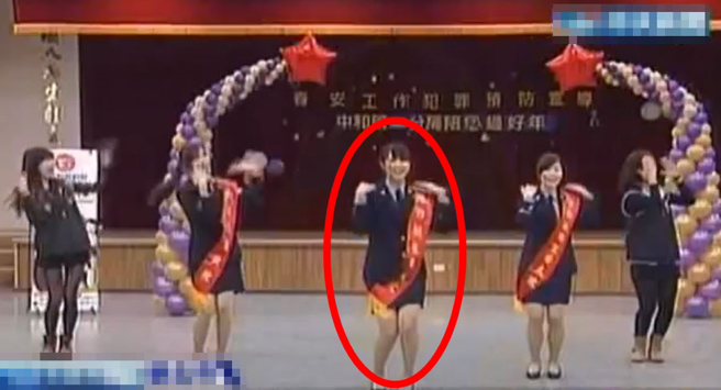 「警界梁咏琪」9年前青涩模样曝光 站C位甜笑唱跳。（翻摄自影片）