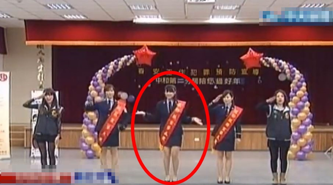 「警界梁咏琪」9年前青涩模样曝光 站C位甜笑唱跳。（翻摄自影片）