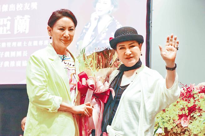 恩师杨丽花（右）突然现身献花，陈亚兰感动落泪 。（国立台湾师範大学提供）