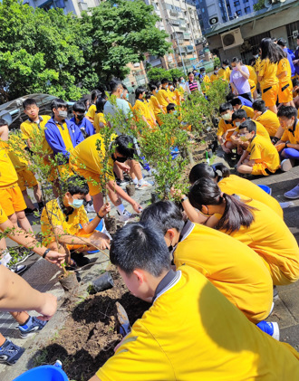 內湖國中邀國際ISA樹藝師以雙語植樹 為地球永續努力