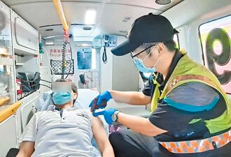 彰化 民看電視突昏迷手腳浮腫 消防員打骨針給藥救一命