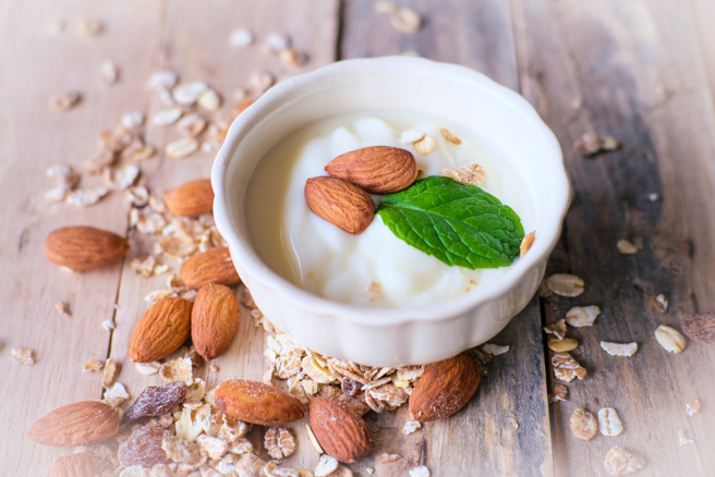 杏仁优格脱颖而出，它在所有检验的产品中具有最高的营养密度。（示意图 Shutter Stock）