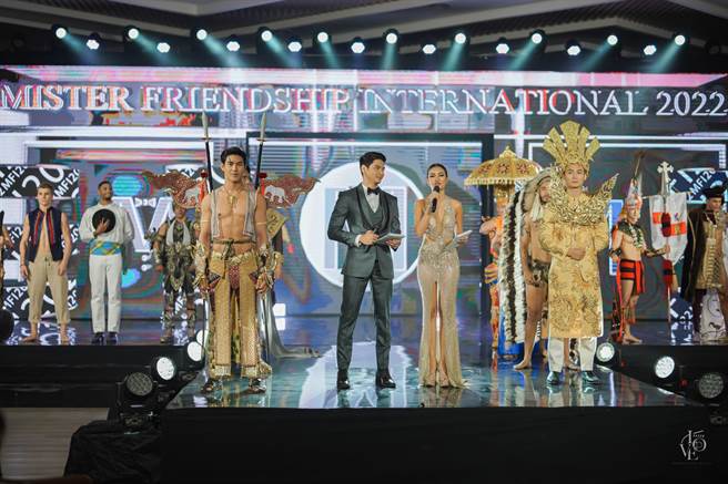 国际友谊先生总决赛中，各国国家代表服饰走秀。（主办方提供）